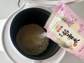 金龙鱼臻选稻香米倒入电饭煲内胆。