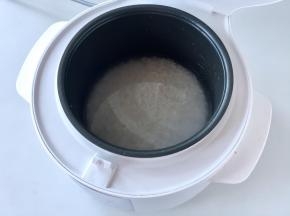 注入清水，米和水的比例约为1:3，水面高出米面1指节左右，按下煮饭程序。