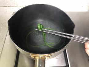 把黄瓜皮切成细条，过沸水炒烫。捞起备用。