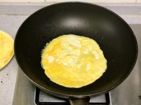 把鸡蛋打散，锅里刷一层油，烧热后，倒入适量鸡蛋液，摊成圆形的蛋皮，两面煎熟，用小火慢煎，避免过焦，蛋皮不要太大，直径约16厘米。也不要太薄，避免包饭的时候破裂。