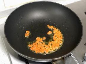 煎好蛋皮后，放凉备用，直接用煎蛋的锅，加一点油，用来炒饭。先把不容易熟的胡萝炒熟。