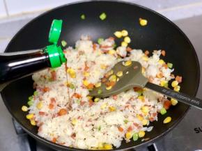 倒入适量生抽，因为火腿和生抽都有咸味，又是做给孩子吃，我就没有另外再放盐；