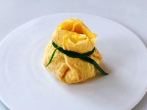 完成了，也可以用焯过的小葱来扎口。