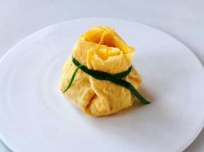 完成了，也可以用焯过的小葱来扎口。