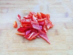 红椒切菱形片。