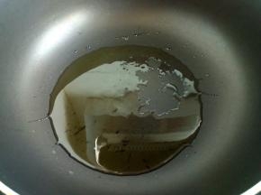 起锅热油。