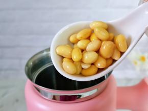 将泡好的黄豆加入破壁机中。