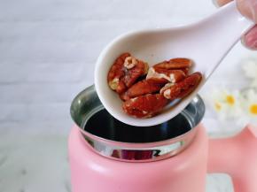 再加入熟核桃。