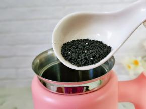 加入熟黑芝麻。