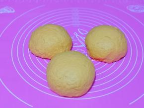 再揉成面团，盖上湿布醒10分钟。