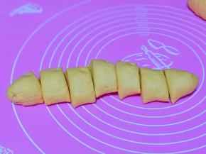 取一块南瓜糯米面团，搓长条，再切出均匀的小面团。