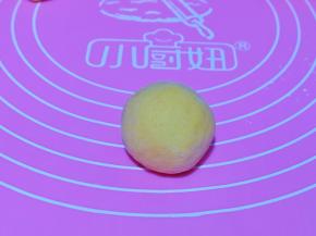 收口捏紧，滚上一层面粉，揉圆。