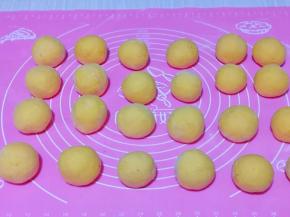 依次包完的豆包，我做的比较多，一次吃不完可以速冻，想吃时取出来，再蒸口感不减分。