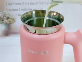 再加入牛奶，白砂糖。