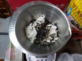 还把芝麻海苔再剪的碎一点，剪碎后直接放入装米饭的小盆内。