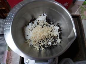 肉松简单扯碎一点，也放入小盆内。