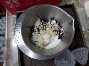 沙拉酱也直接倒入盆内，这次选用的是柠香沙拉酱，沙拉酱的口味按照个人喜好选择即可。