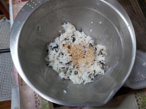 海苔内的芝麻比较少的话，可以再撒进去一点点熟的白芝麻。