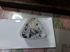 把拌好的米饭装入模具内，简单压一下。