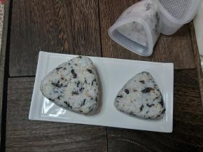 最后扣出来，我们的海苔肉松饭团就完成了。