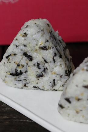 海苔肉松饭团成品图