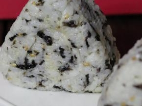海苔肉松饭团成品图