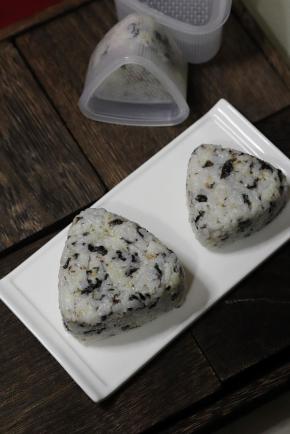 海苔肉松饭团成品图