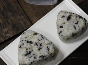 海苔肉松饭团成品图