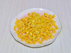 我用的是熟玉米粒，早餐煮的没吃完，不能浪费，将玉米粒搓下来，炒菜用。