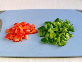 青红椒洗干净，去根再切丁。