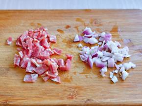洋葱吐司切丁，培根切丁。