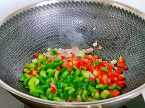 加入青红甜椒翻炒均匀。