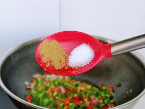 按个人口味加入盐，十三香。