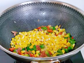 最后加入玉米粒，淋上一小勺生抽提鲜，不要太多。