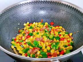 再淋上1小汤山的纯净水，大火快速翻炒均匀，关火出锅。