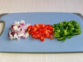 彩椒洗干净去根，去籽，切小块，洋葱去皮切小块备用。