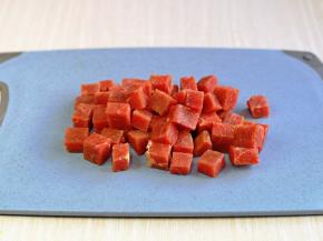 牛肉洗干净后切粒。