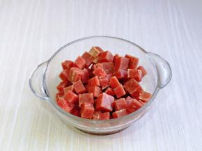 切好的牛肉粒加入器具中。