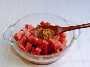 加入太太乐小炒鲜酱油，十三香抓拌均匀。(我用的这款酱油，零添加，三重鲜，平时炒菜滴两滴味道特别鲜美)
