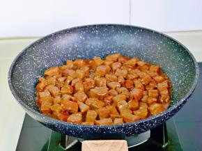 大火更锁住牛肉粒的水分，口感鲜嫩多汁。