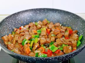 翻炒均匀，关火出锅。