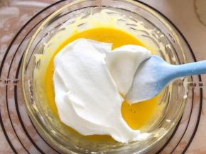 分三分之一蛋白到蛋黄糊中翻拌均匀