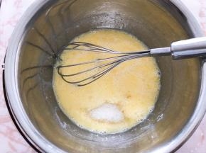 加入细砂糖搅拌均匀