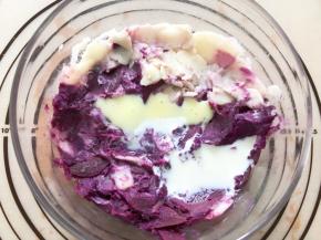 压成泥，加入炼乳和纯牛奶