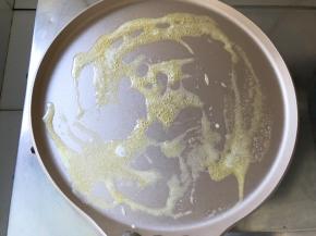 锅中小火加热黄油