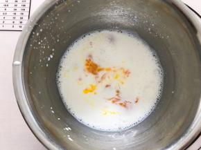 牛奶加入鸡蛋搅拌均匀