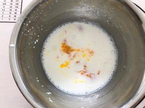 牛奶加入鸡蛋搅拌均匀