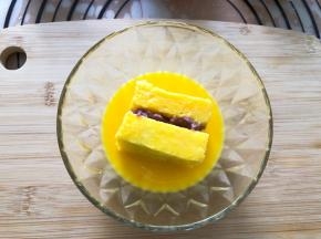 吐司裹上一层蛋液