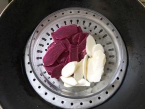 紫薯芋头切片放入蒸锅中蒸熟蒸软