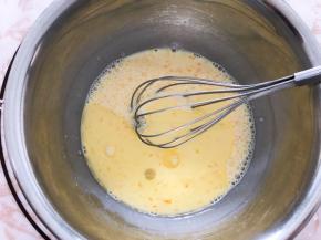 加入玉米油搅拌均匀